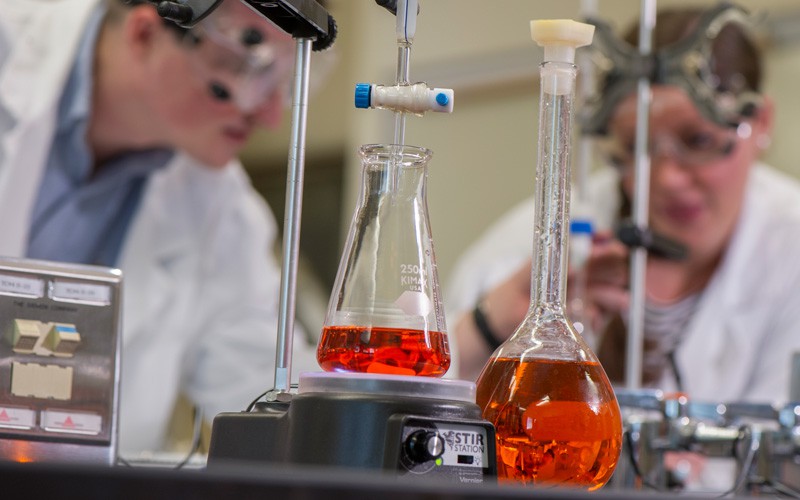 2 students working in a chemistry lab.