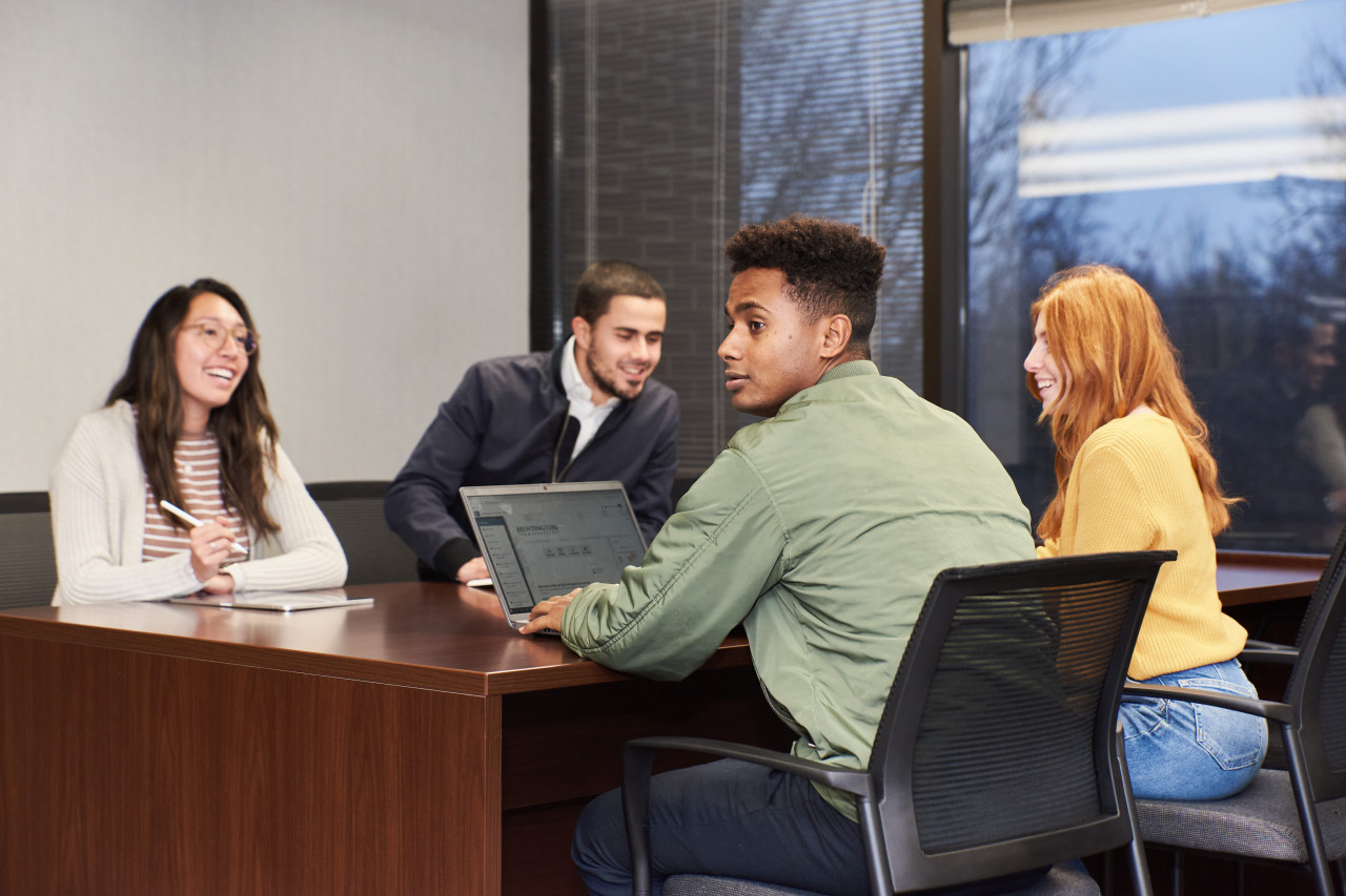 HU students in the library.
